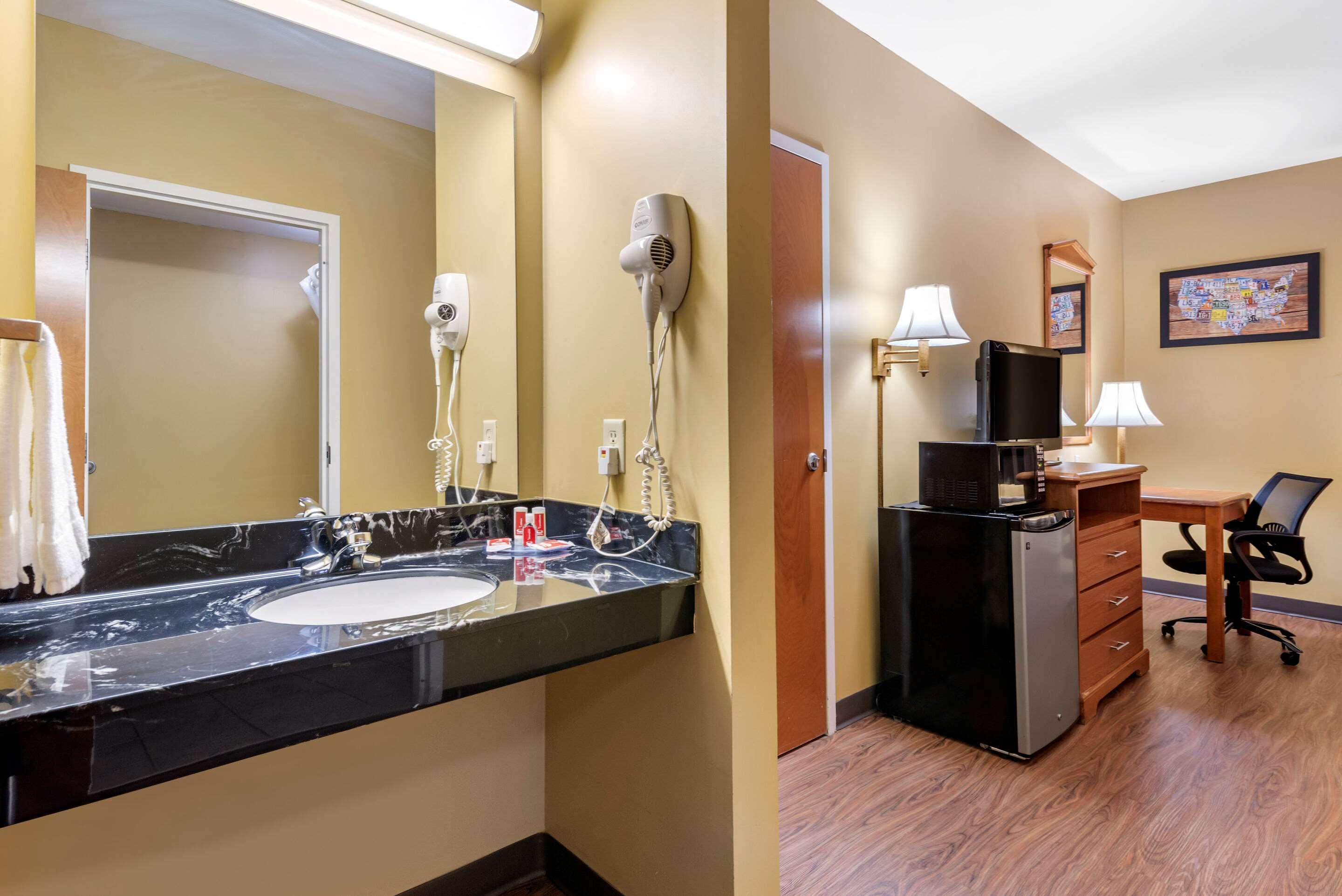 Econo Lodge Louisville Airport Экстерьер фото