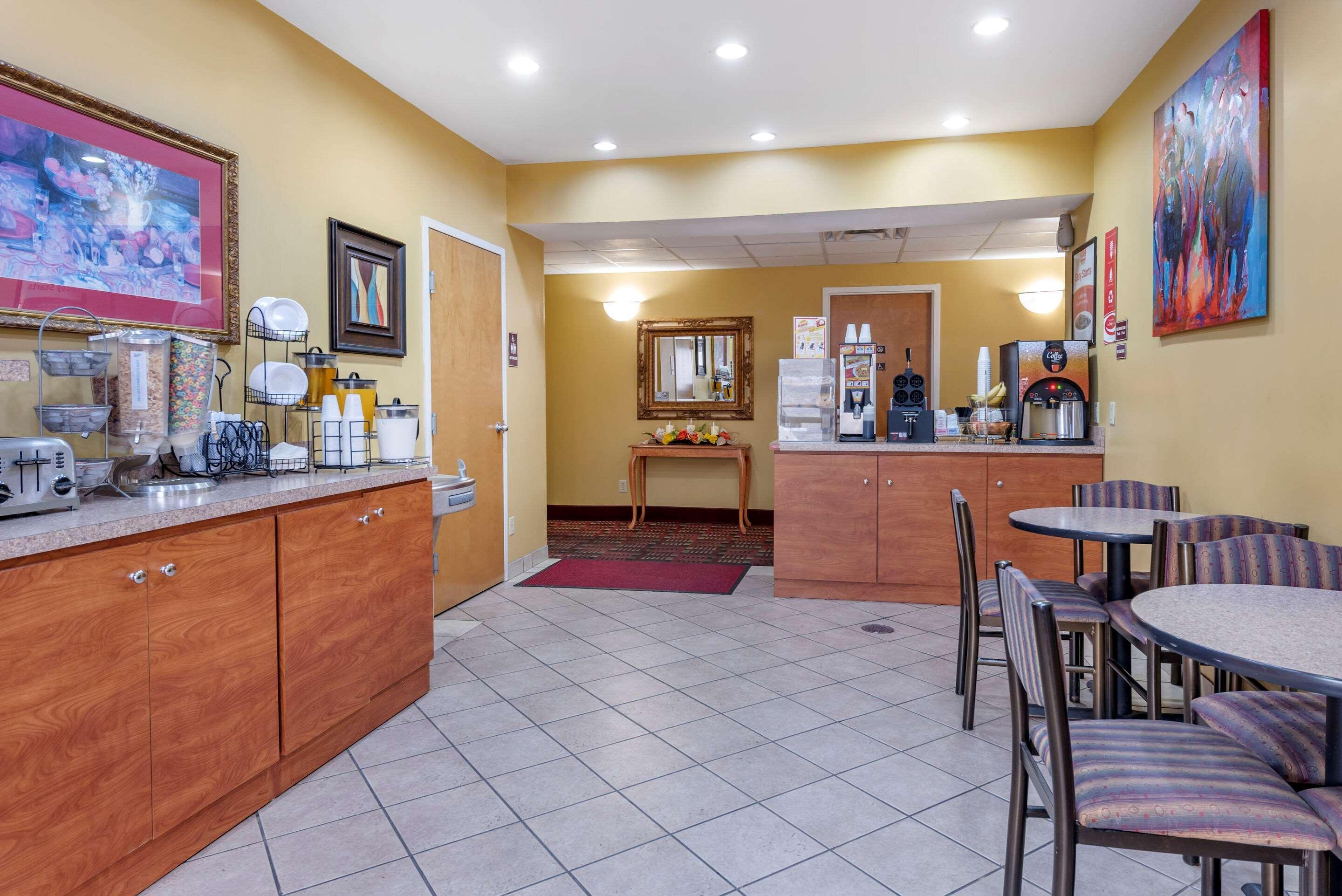 Econo Lodge Louisville Airport Экстерьер фото