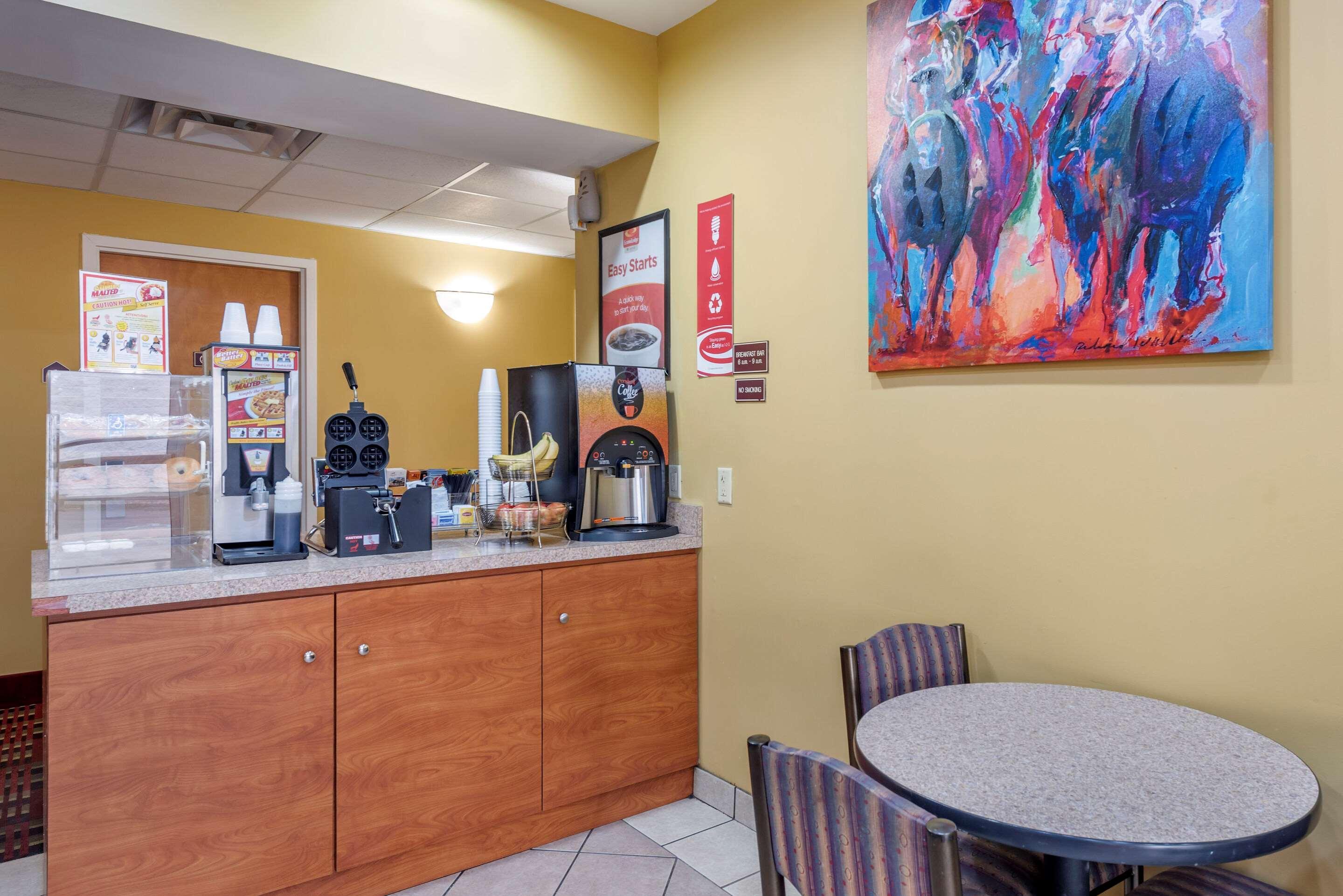 Econo Lodge Louisville Airport Экстерьер фото