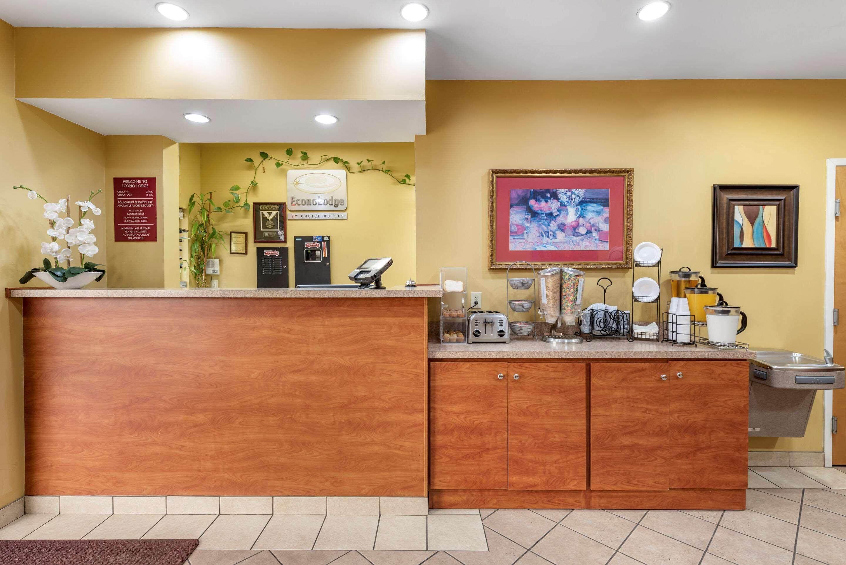 Econo Lodge Louisville Airport Экстерьер фото